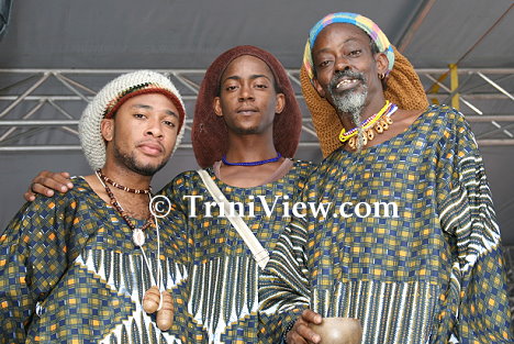 Right: Jajah Onilu and his two sons Baba Ayinde Onilu and Modupe Folasade Onilu